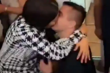Andreanu Čekić verio oženjeni dečko: Pevačica plakala od sreće!