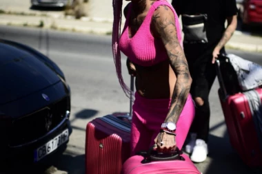 (VIDEO) Skandalozan snimak! Krunićka sa poznatim oženjenim pevačem u akciji: Hoćes da ti popu*im!