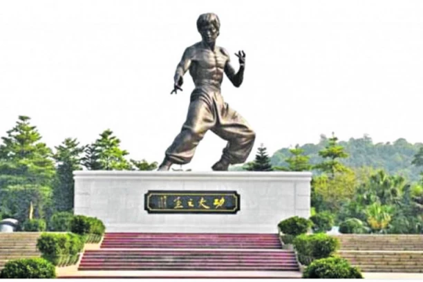 UKRAO STATUU BRUS LIJA, PA OSUĐEN NA DESET MESECI ZATVORA: Ovako je lopov izveo pljačku u Mostaru!