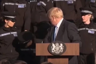 (VIDEO) Policajki pozlilo tokom govora Borisa Džonsona