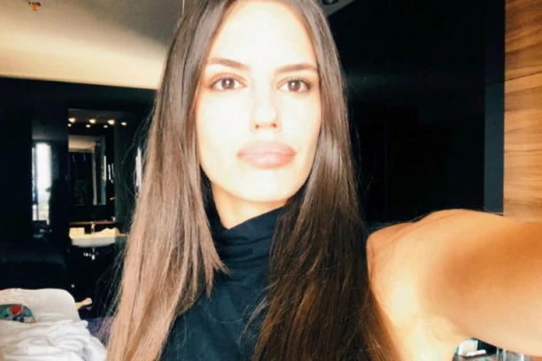 ŠLIC DO PUPKA, NOGA GOLA: Olja Lević ZAPALILA mreže! (FOTO)