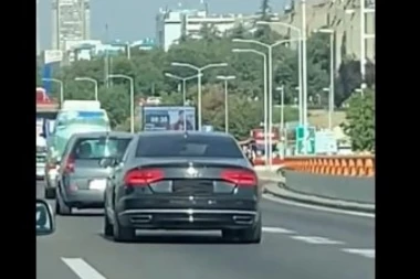 (VIDEO) CRNI FANTOM protutnjao Brankovim mostom! Vozač sakrio lice, ali i tablice, svi u šoku