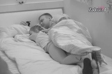 (VIDEO) Jedva se iskontrolisali: Karić završio u krevetu sa ovom zadrugarkom, a onda je njegova ruka otišla malo niže!