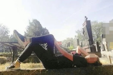 (ŠOK FOTO) Beograđanka (21) se slikala na groblju! Njene morbidne poze izazvale lavinu reakcija na Instagramu