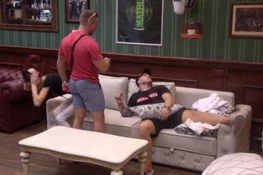 (VIDEO) Vrištala na sav glas: Tara se od straha uhvatila za glavu i izletela iz paba!