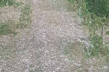(VIDEO) Bije k'o Sveti Ilija: Grad veličine teniske loptice pogodio okolinu Čačka