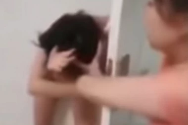 (VIDEO) Žena uhvatila muža sa ljubavnicom i premlatila je, pa objavila snimak koji je završio njegovu političku karijeru