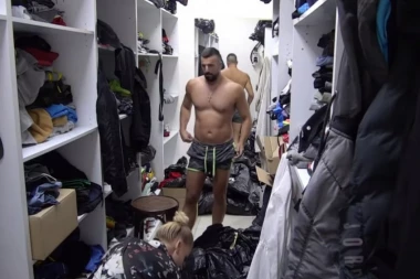 (VIDEO) Ona na sebi nema gaćice! Tomović i nova Zadrugarka zaglavili goli u garderoberu!