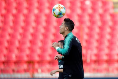 (VIDEO) Ronaldo odgovorio na izazov: Za 45 sekundi uradio 142 trbušnjaka!