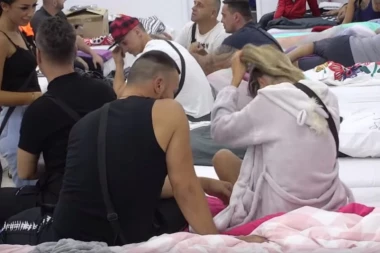 (VIDEO) Mazio je po butini i ljubio po vratu: Tomović ne gubi vreme!