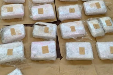 Velika zaplena droge na Merdaru: Nemački državaljanin uhapšen sa 25 kilograma marihuane i oružjem