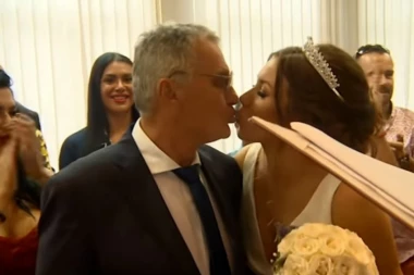 (VIDEO) Svi detalji svadbe Milojka i Milijane: Starac se latio mikrofona, kitili ga novčanicama, prvi ples bacio sve u trans!