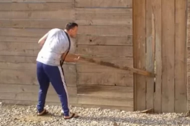 (VIDEO) Filip Mijatov pokušao da pobegne iz "Zadruge": Krenuo da lomi ogradu i uništava inventar!