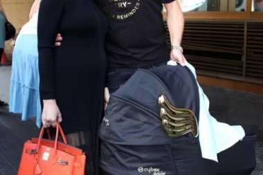 Danijela Karić sa sinom u suzama izašla iz bolnice!