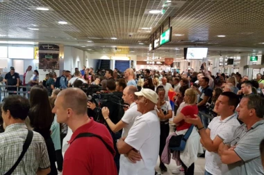 HAOS NA BEOGRADSKOM AERODROMU! Letovi kasne, gužve neviđene, ne može se do prtljaga...! VESIĆ: "Rešite problem što pre da DRŽAVA NE BI REAGOVALA"!