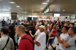 HAOS NA BEOGRADSKOM AERODROMU! Letovi kasne, gužve neviđene, ne može se do prtljaga...! VESIĆ: "Rešite problem što pre da DRŽAVA NE BI REAGOVALA"!