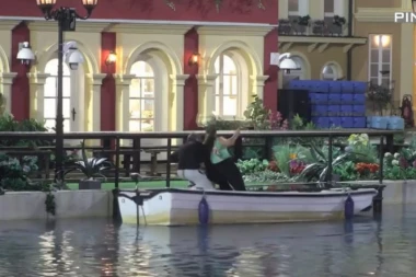 (VIDEO) HIT SCENA! Čamac podlegao pod težinom! Miljana zajedno sa Mićom zamalo da upadne u jezero!