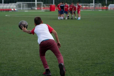 (FOTO) Crvena zvezda osmehe deli: Mališani iz ranjivih grupa posetili "Marakanu"!