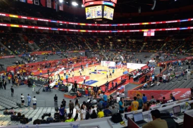 (FOTO) Sramota - "Orlovi" igraju u praznoj hali!