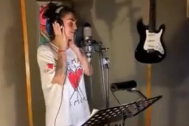 (VIDEO) Ko bi rekao! Mina Vrbaški snima pesmu,šokiraćete se kako zvuči!