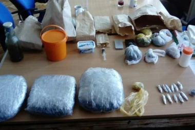 Pao tandem dilera droge u Nišu: Policija im u stanovima pronašla marihuanu i ulje kanabisa