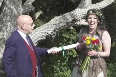 (VIDEO) NEMA DALJE! Britanka se udala za DRVO! Da, dobro ste pročitali!