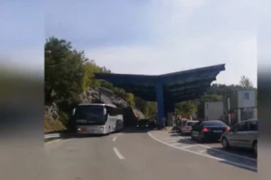 ŠTA SU IM ONI KRIVI? Srbi zadržani SATIMA na Jarinju, ispitivani kao na saslušanju