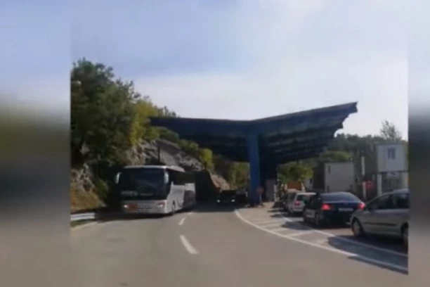 RADNICI PODNELI OSTAVKE NA JARINJU I BRNJAKU: 11 zaposlenih napustilo radna mesta na administrativnim prelazima!