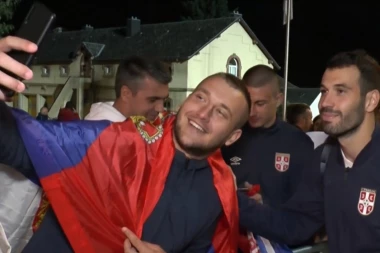 (VIDEO) FANTASTIČNA RAZGLEDNICA IZ LUKSEMBURGA: Reprezentativci Srbije se posle meča družili sa navijačima!