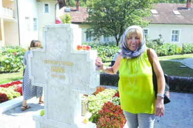(FOTO) Iz Melburna zapucala na patrijarhov grob da mu se zahvali: Pavle me spasao od samoubistva