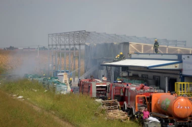 Ogroman požar u Surčinu! 30 vatrogasaca na terenu bori se protiv vatrene stihije