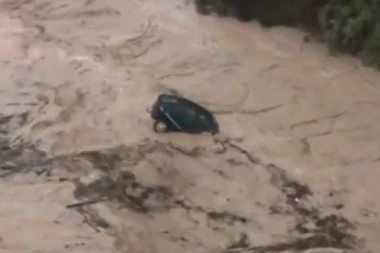 (VIDEO) Nezapamćena oluja pogodila Španiju: Ima mrtvih! Tornado tutnji, bujice nose automobile!