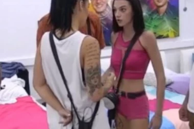 (VIDEO) LETELO PERJE U ZADRUZI: Mina Vrbaški umalo nokautirala Taru Simov, obezbeđenje intervenisalo!