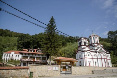 Manastir Tumane pomaže bolnicama