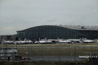 PAO CEO SISTEM KONTROLE LETENJA U VELIKOJ BRITANIJI: Na aerodromima punim putnika KOLAPS, skoro 1.000 letova otkazano