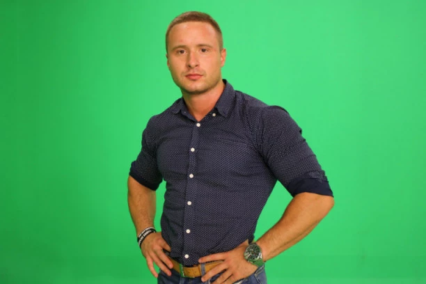 (FOTO) Mršavi dečak sa dugom kosom bez ijednog mišića: Nećete verovati kako je Nikola Orozović nekada izgledao!