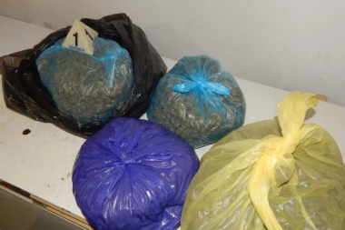 Oružja i droge ko pleve! U 2 akcije policija uhapsila 5 osoba, MUP objavio ŠOK fotografije plena