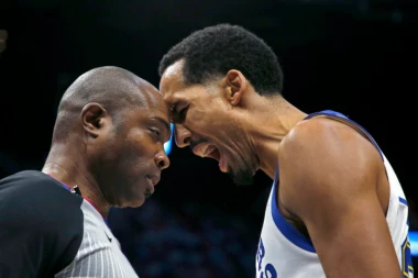 (VIDEO/FOTO) Posle 15 godina i 3 NBA PRSTENA: Član šampionskih generacija Golden Stejta se penzionisao!