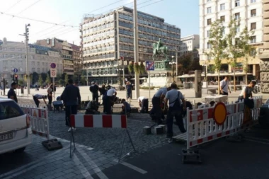 Stručnjaci potvrdili: Na Trgu korišćena sečena i cepana kocka, NIJE BILO NIKAKVOG LEPLJENJA!