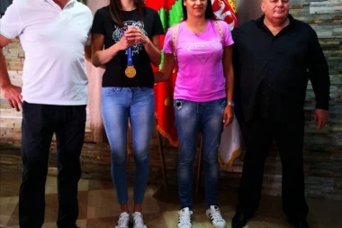 (FOTO) Palma primio zlatnu odbojkašicu Stefanu Veljković: Njihovo zlato pamtiću kao poseban dan u životu