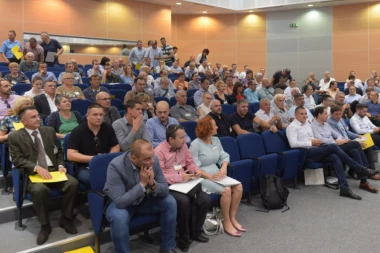 BOJKOT, A MOŽDA I NIJE: Šta je u stvari izglasano na sednici Glavnog odbora DS?