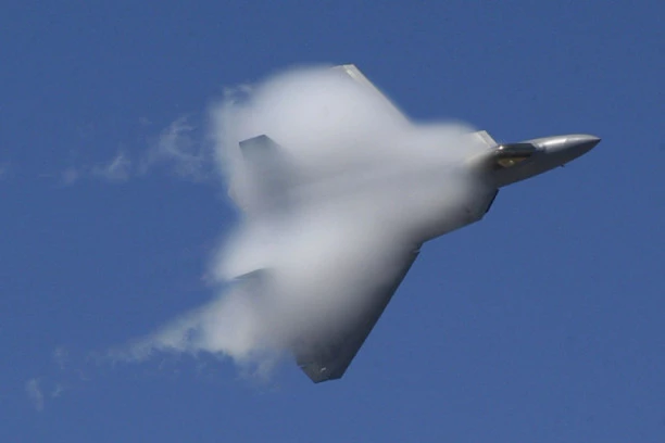 UMALO TRAGEDIJA USRED SLAVLJA: Pirotehnički balon se sudario sa avionom "Aviansa"! JEDVA IZBEGNUTO NAJGORE!