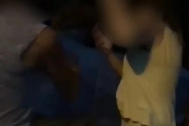 (VIDEO) JOŠ JEDAN SNIMAK MALTRETIRANJA DEVOJČICE: Ne ostavljaju je na miru ni posle škole!