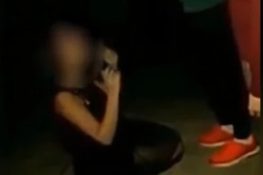 (UZNEMIRUJUĆI VIDEO) Srbijo, kuda ćeš s ovakvom omladinom?! Pojavio se treći snimak na kome devojčicu obaraju i šutiraju