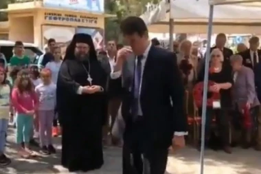 (HIT VIDEO) U ime oca i sina i levo i desno?! Ambasador Srbije u Grčkoj se OVIM POTEZOM žešće izblamirao!