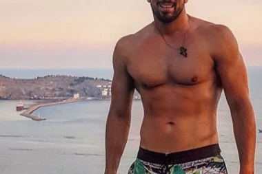 (VIDEO 18+) Tomović pokazao pitona: Ovu zverinu Vladimir ima u gaćama!