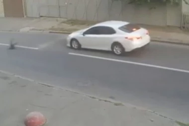 (VIDEO) SPASAO GA RANAC? Automobil bacio dečaka, a on ustao kao da se ništa nije desilo!