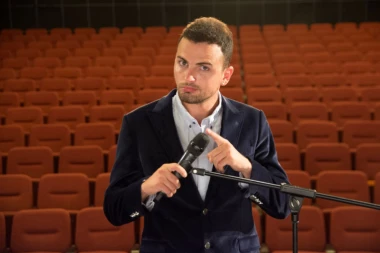 DANAS POKLONI! Republika.rs vas vodi na nastup stend ap komičara Semira Gicića