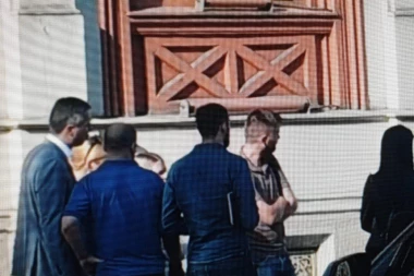 Skandalozno! Boško Obradović hoće da uđe u zgradu rektorata?