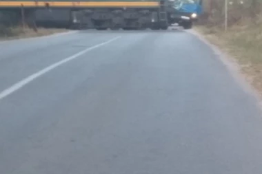 (FOTO) Teretni voz udario kamion na prelazu prelazu između Despotovca i Resavice